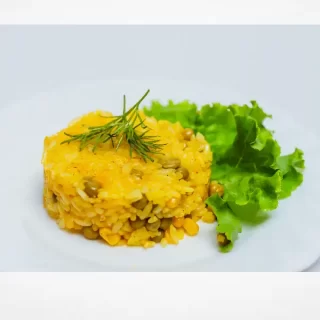 Рис припущенный с зеленым горошком и кукурузой